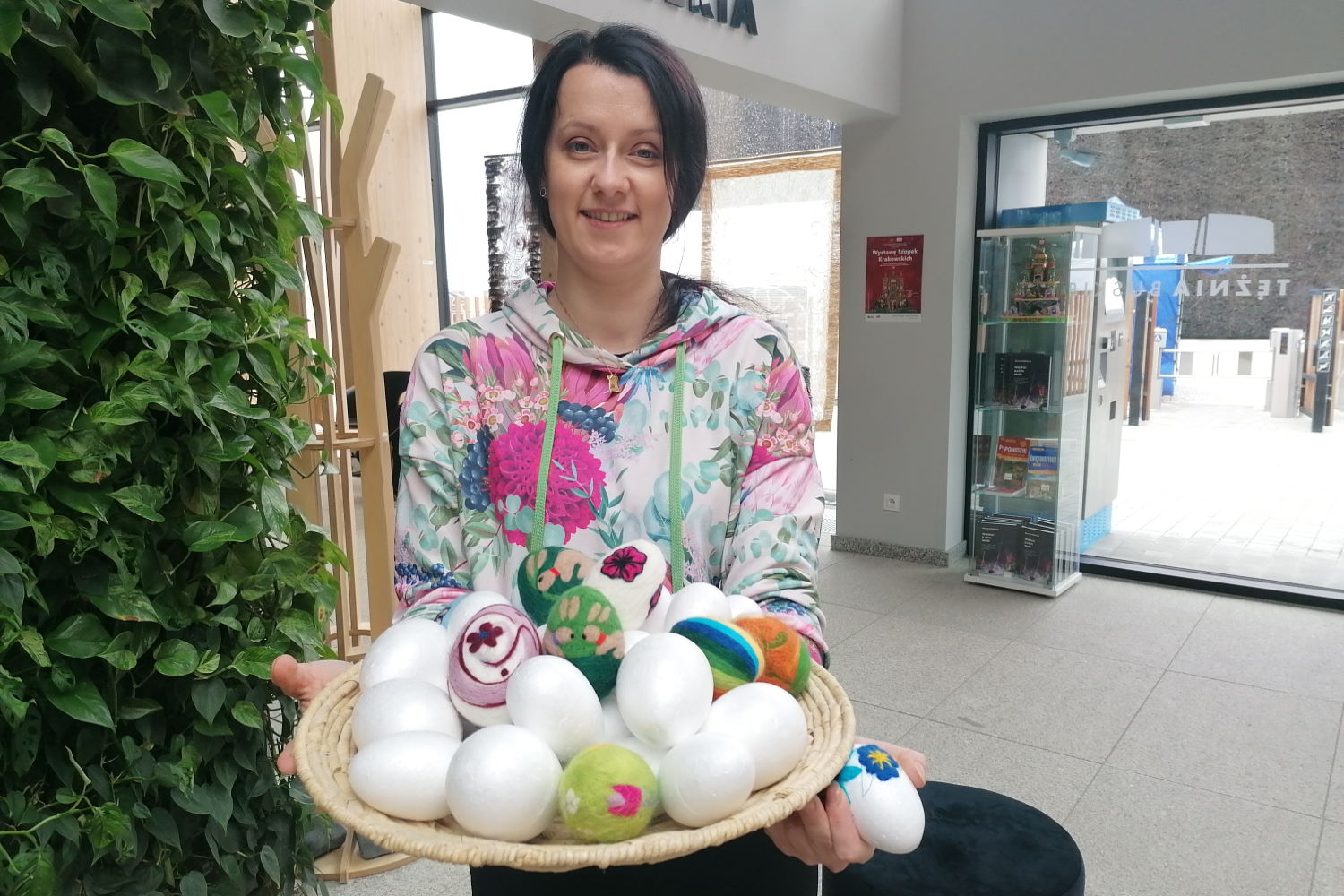 Aleksandra Adlis prezentuje jajka filcowane na sucho. Fot. Marta Gajda-Kruk / Radio Kielce