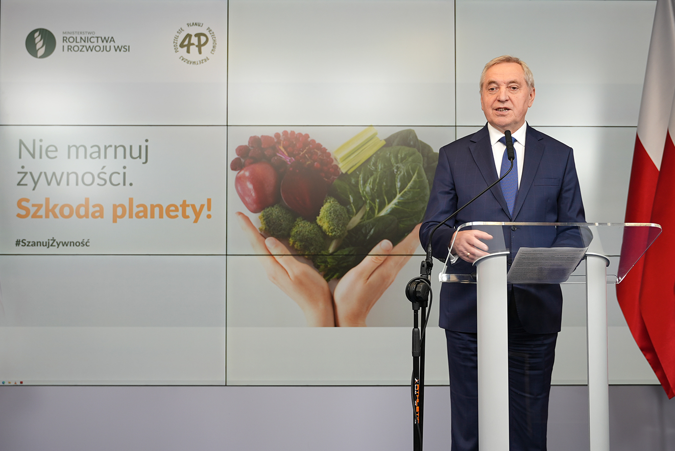 Wicepremier Henryk Kowalczyk podczas wypowiedzi na temat niemarnowania żywności / Fot. MRiRW