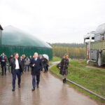 Wicepremier Henryk Kowalczyk podczas zwiedzania biogazowni / Fot. MRiRW