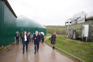 Wicepremier Henryk Kowalczyk podczas zwiedzania biogazowni / Fot. MRiRW