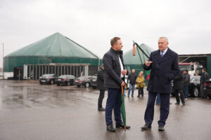 Wicepremier Henryk Kowalczyk podczas rozmowy z właścicielem biogazowni / Fot. MRiRW