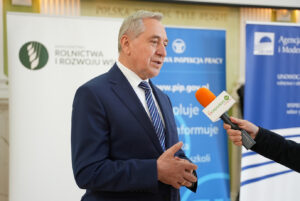 Wicepremier Henryk Kowalczyk podczas udzielania wywiadu / Fot. MRiRW