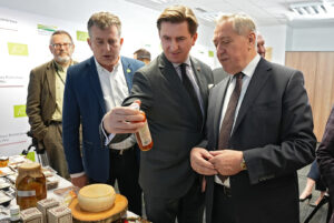 Wicepremier Henryk Kowalczyk i sekretarz stanu Rafał Romanowski przy stoisku z produktami ekologicznymi / Fot. MRiRW