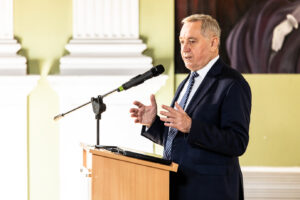 Wicepremier Henryk Kowalczyk odpowiada na pytania uczestników konferencji / fot. MRiRW