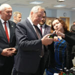 Wicepremier Henryk Kowalczyk podczas rozmowy z jedną z producentek ekologicznej żywności / Fot. MRiRW