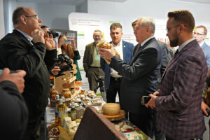 Wicepremier Henryk Kowalczyk podczas rozmowy z producentem ekologicznej żywności / Fot. MRiRW