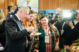 Wicepremier Henryk Kowalczyk i Sekretarz Stanu Anna Gembicka próbują potraw konkursowych / Fot. MRiRW