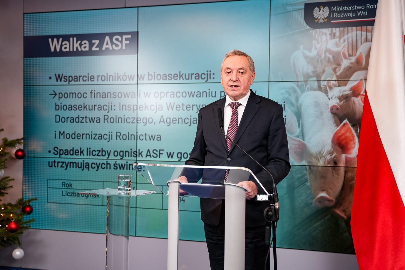 Wicepremier Henryk Kowalczyk podczas konferencji prasowej / Fot. MRiRW