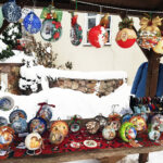 18.12.2022 Kielce. Kiermasz bożonarodzeniowy przed Dworkiem Laszczyków / Fot. Marzena Smoręda - Radio Kielce