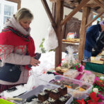 18.12.2022 Kielce. Kiermasz bożonarodzeniowy przed Dworkiem Laszczyków / Fot. Marzena Smoręda - Radio Kielce