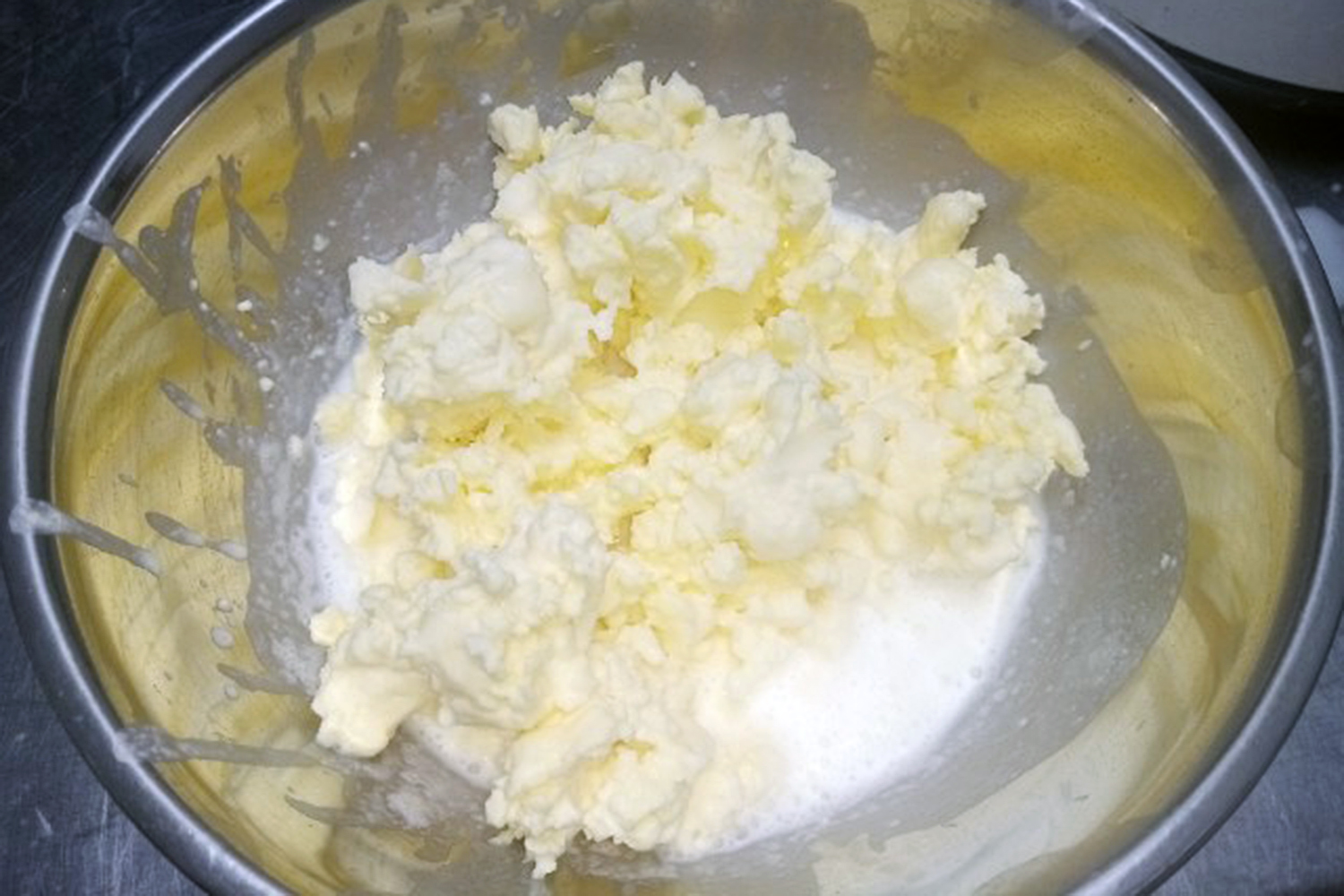 Produkt finalny, czyli osełki własnoręcznie zrobionego masła oraz poszczególne etapy jego wyrabiania, a także odcedzona maślanka / Fot. Marzena Smoręda