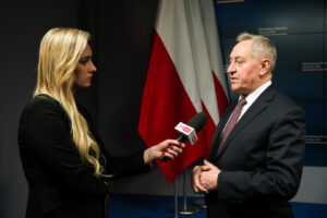 Wicepremier Henryk Kowalczyk udziela wywiadu telewizyjnego / Fot. MRiRW