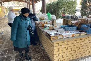 Ceny warzyw i owoców na targu w Sandomierzu