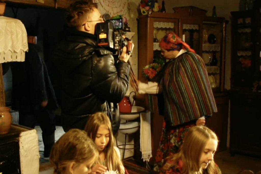 Kadr z teledysku KGW ŚWORNE KAKONIANKI Dom teściowi - MAKING OF RFYT / film RAKOCZYFILM