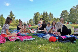 26.05.2024. Ciekoty. „Śniadaniówka na trawie” / Fot. Centrum Edukacji i Kultury Szklany Dom