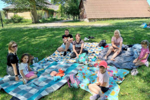 26.05.2024. Ciekoty. „Śniadaniówka na trawie” / Fot. Centrum Edukacji i Kultury Szklany Dom