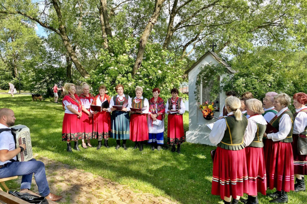 Przydrożne kapliczki, krzyże i figury świętych na polskiej wsi 2 25.06.2024. Ciekoty. Śpiewy majowe / Fot. Centrum Edukacji i Kultury Szklany Dom w Ciekotach