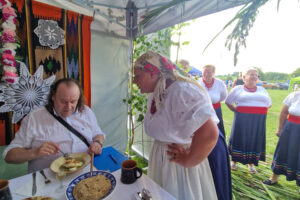 29.06.2024 Końskie. V Przegląd Dorobku Artystycznego i Kulinarnego Kół Gospodyń Wiejskich pod tytułem „Tradycja Kołem Gospodyń się toczy” / Fot. Marzena Smoręda - Radio Kielce