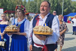 W roli starostów dożynek wystąpili rolnicy Kamila Knap i Mirosław Śliwka. Nieśli w darze piękne bochny chleba od Kozaków. / Fot. Marzena Smoręda - Radio Kielce