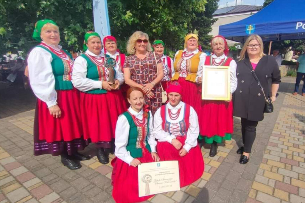 Laureaci Nagroda Starosty Kieleckiego – dr Alicja Trukszyn (w środku) i Śwarne Kakonianki w Chmielniku. /Fot. Zespół Śpiewaczy Śwarne Kakonianki