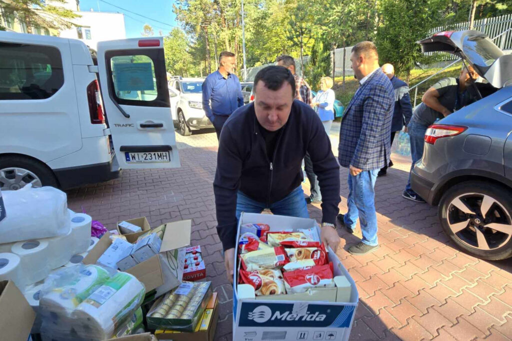 Akcja zbiórki darów dla powodzian przez pracowników biur powiatowych oraz oddziału regionalnego Agencji Restrukturyzacji i Modernizacji Rolnictwa. / Fot. ARiMR Kielce