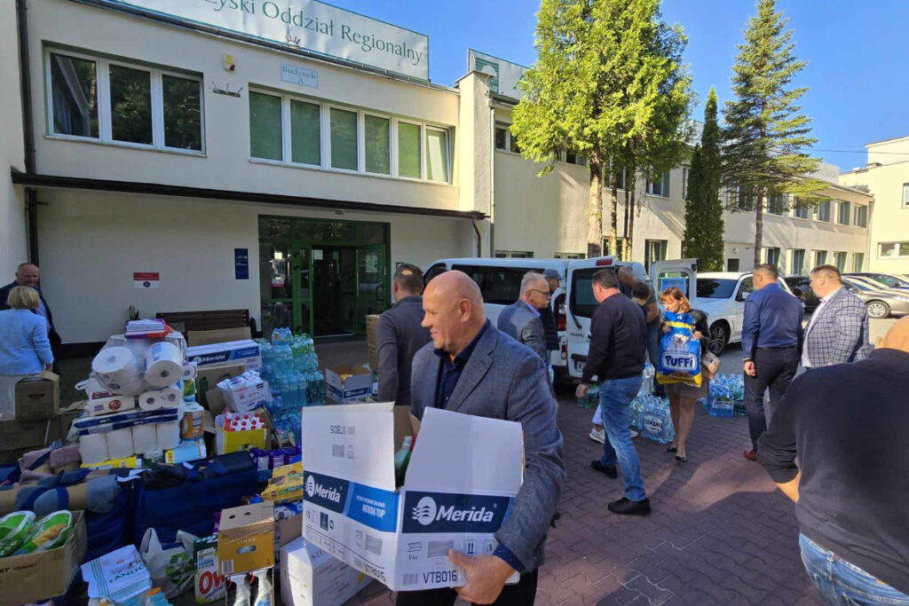 Akcja zbiórki darów dla powodzian przez pracowników biur powiatowych oraz oddziału regionalnego Agencji Restrukturyzacji i Modernizacji Rolnictwa. / Fot. ARiMR Kielce