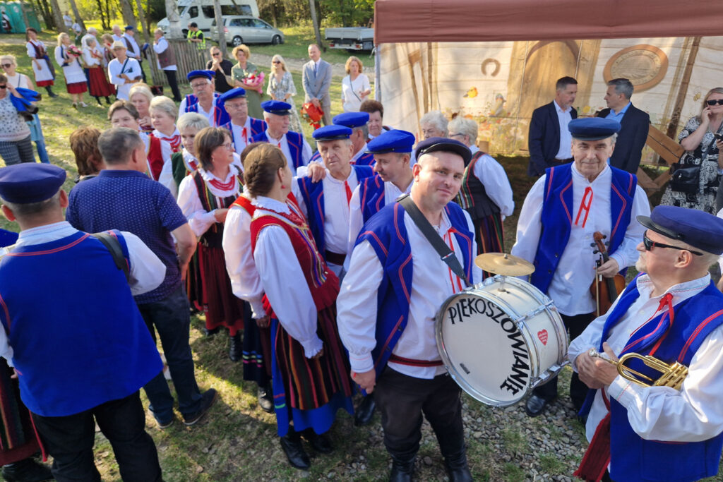 Występ Zespołu Pieśni i Tańca „Piekoszowianie” na scenie w Parku Etnograficznym w Tokarni. / Fot. Marzena Smoręda - Radio Kielce