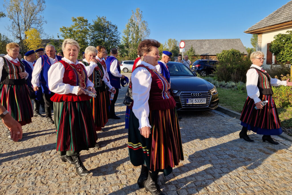 Występ Zespołu Pieśni i Tańca „Piekoszowianie” na scenie w Parku Etnograficznym w Tokarni. / Fot. Marzena Smoręda - Radio Kielce