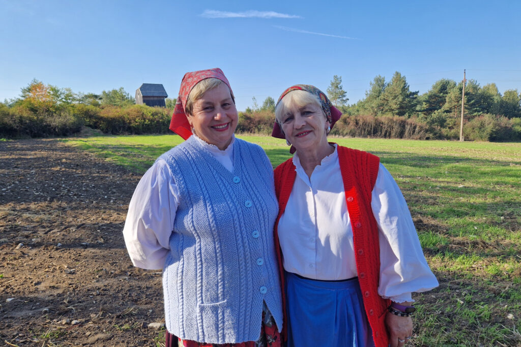 Bożena Winiarska i Teresa Mazur z Koła Gospodyń Wiejskich Śwarne Kakonianki. / Fot. Marzena Smoręda - Radio Kielce