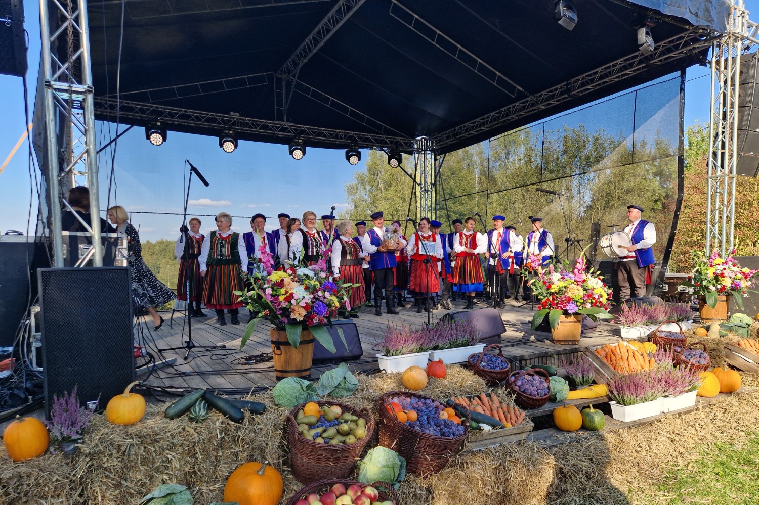 Zespół Pieśni i Tańca „Piekoszowianie” na scenie w Tokarni / Fot. Marzena Smoręda - Radio Kielce