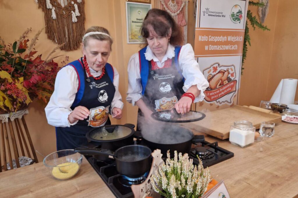 Renata Kowalska i Ewa Papież z Koła Gospodyń Domaszowice w czasie przygotowywania konkursowych dań. / Fot. Marzena Smoręda - Radio Kielce