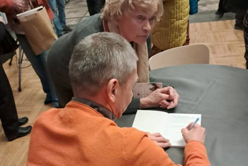 Ostatnie w 2024 roku spotkanie z cyklu spacer historyczny „Chodźmy w miasto”, organizowany przez skarżyskie centrum. / Fot. MCK w Skarżysku-Kamiennej