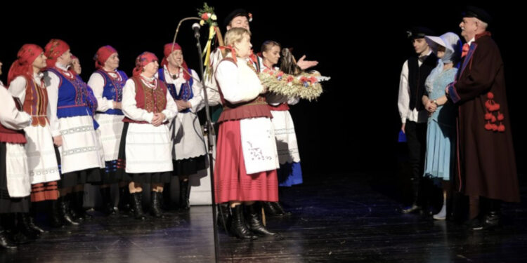 XIV Regionalny Przegląd Gadek „Toto nase ludowe godanie”. Na scenie teatralnej Wojewódzkiego Domu Kultury w Kielcach zaprezentowało się w sobotę, 7 grudnia w sumie 11 zespołów ludowych i solistów. / Fot. WDK Kielce