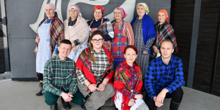 Śwarne Kakonianki podczas występu na 50. Międzywojewódzkim Sejmiku Wiejskich Zespołów Teatralnych w Tarnogrodzie. Fot. UMG Bieliny