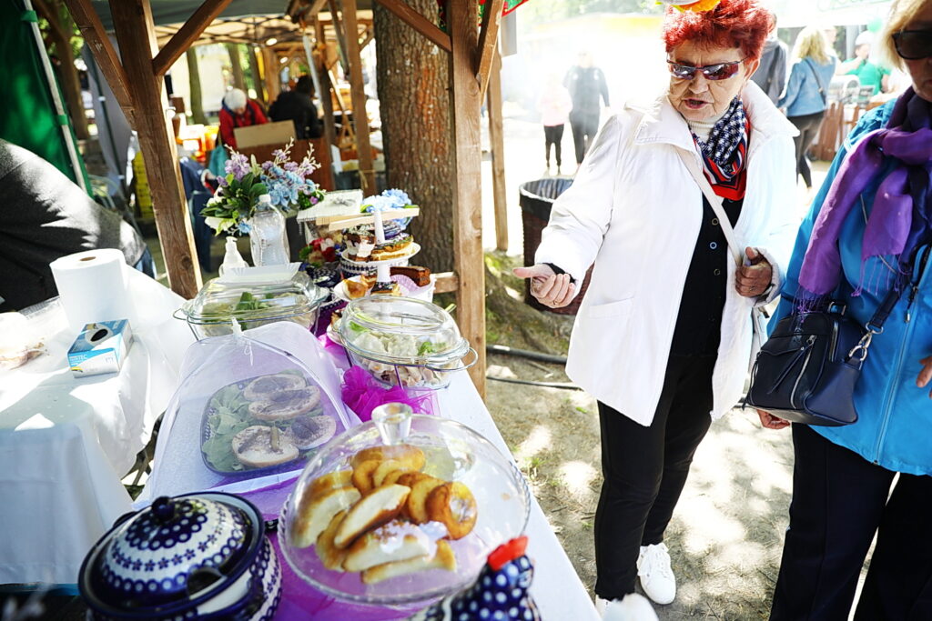 Kasza, jabłka i miód – pyszne, że palce lizać! 2 04.05.2025. Tokarnia. 9. Świętokrzyski Festiwal Smaków / Fot. Wiktor Taszłow - Radio Kielce