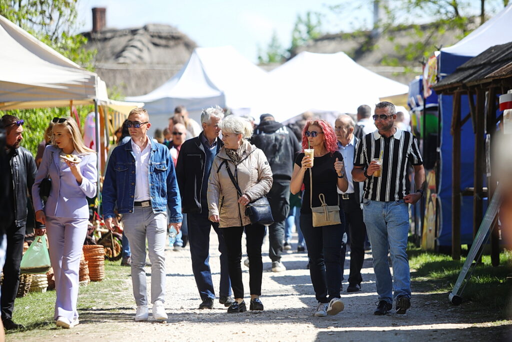 Kasza, jabłka i miód – pyszne, że palce lizać! 5 04.05.2025. Tokarnia. 9. Świętokrzyski Festiwal Smaków / Fot. Wiktor Taszłow - Radio Kielce