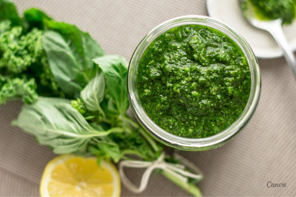 Zielona kuchnia na Zielone Świątki 2 Pesto z bazylii z czosnkiem niedźwiedzim/ Fot. Canva