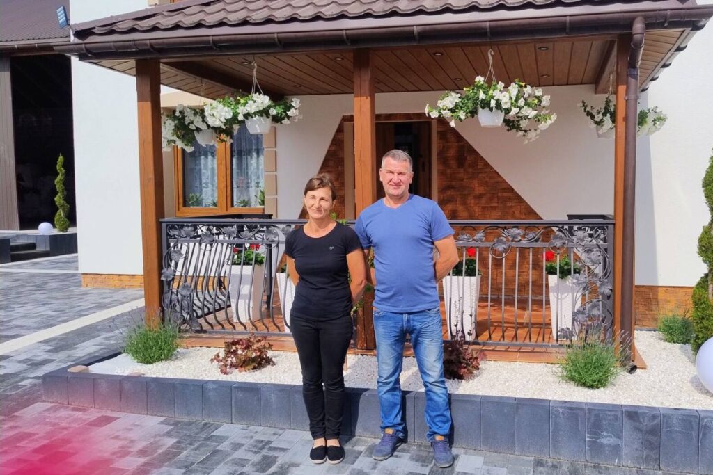 Pracy co niemiara, a głowy wciąż pełne planów na rozwój 2 Agnieszka i Robert Radwan z Pękosławia w gminie Wodzisław i ich gospodarstwo. / Fot. KRUS