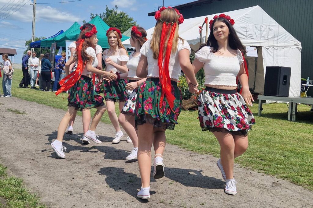 Pysznym chlebem, bułkami i ciastem częstowano na Pikniku Zbożowym 4 Występy dzieci i młodzieży podczas Pikniku Zbożowego w Słupi. / Fot. Marzena Smoręda