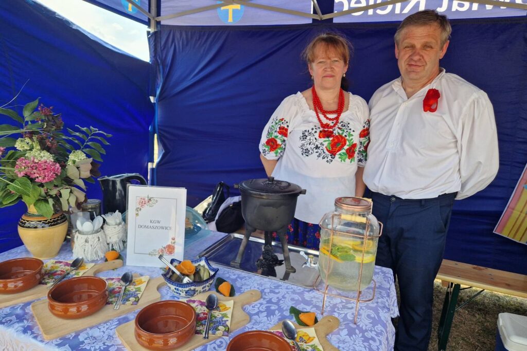 Chłopski kociołek pierwsza klasa! 2 Ewa i Edward Papież z Koła Gospodyń Wiejskich w Domaszowicach. / Fot. Marzena Smoręda - Radio Kielce