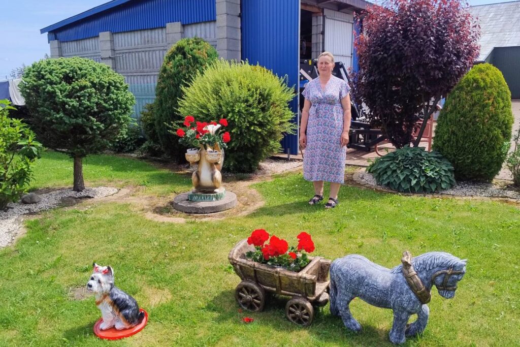 Nie mieli wyjścia, ale swoje gospodarstwo prowadzą z ogromną satysfakcją 2 Monika Metrycka prowadzi gospodarstwo we wsi Momocicha w powiecie koneckim, w gminie Radoszyce./ Fot. Marzena Smoręda