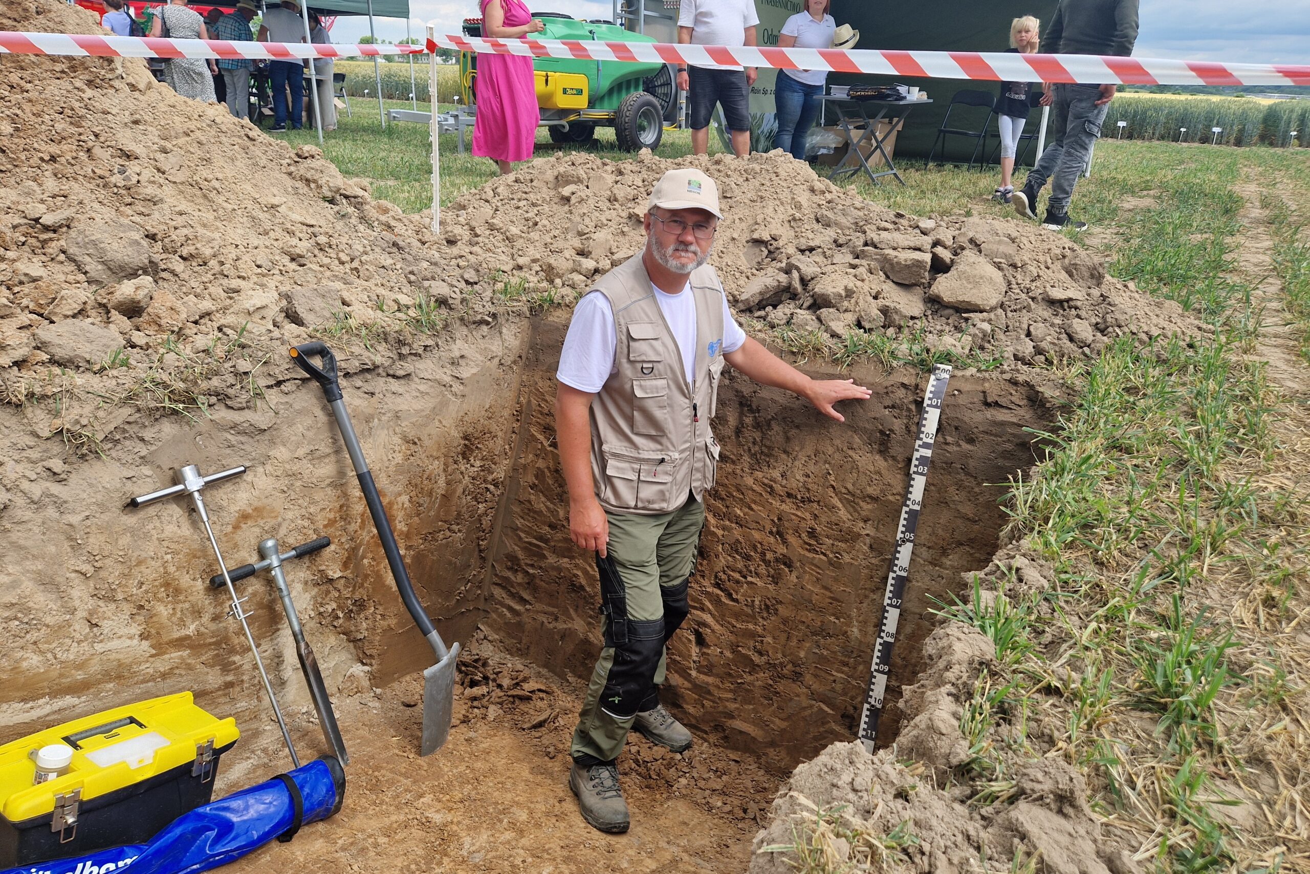 Zajrzeliśmy pod ziemię w Modliszewicach. Co zobaczyliśmy? 1 Głęboką na półtora metra odkrywkę analizował Jacek Niedźwiecki, pracownik Instytutu Nawożenia i Gleboznawstwa w Puławach / Fot. Marzena Smoręda - Radio Kielce