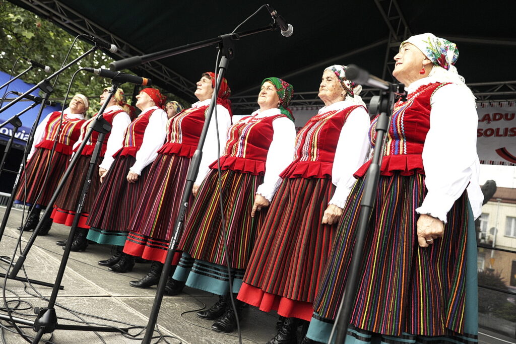W Chmielniku folklor żyje, inspiruje i łączy pokolenia 2 03.08.2025 Chmielnik. Powiatowy Przegląd Zespołów Folklorystycznych / Fot. Jarosław Kubalski - Radio Kielce