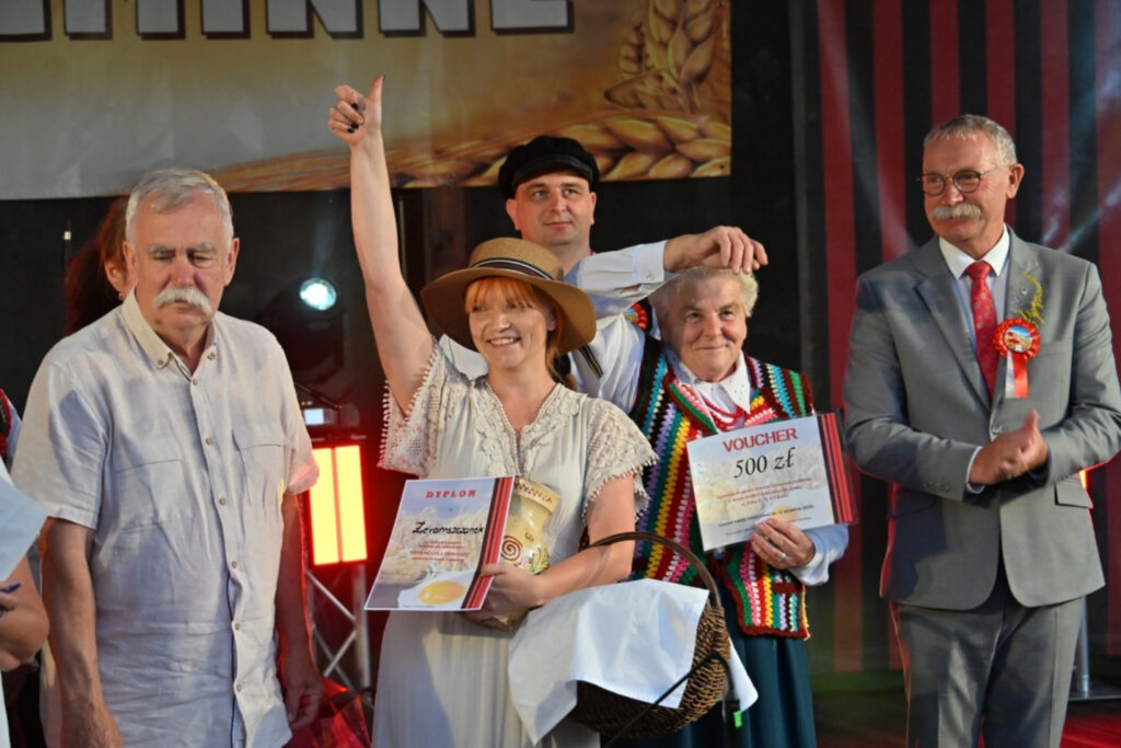 Pyrciochy z omastą i śliwczanką smakowały najlepiej 4 Fot. Szklany Dom w Ciekotach