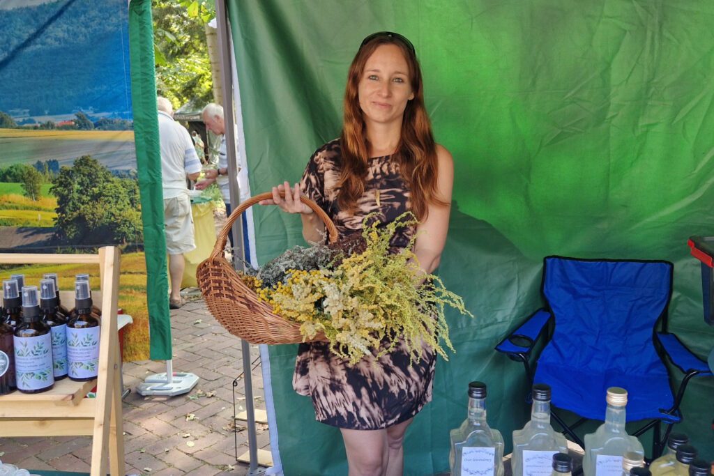 Co nam daje las? Smaki i zdrowie! 2 Stoisko z darami lasu czyli Kącik Kari autorstwa Kariny Rudzkiej / Fot. Marzena Smoręda - Radio Kielce